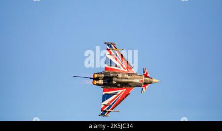 Duxford, Cambridgeshire, Großbritannien. 8. Okt 2022. Ein RAF Eurofighter Typhoon FGR.4, geflogen von Flight Lieutenant Adam O’Hare von 29. Squadron (RAF Coningsby), der beim Duxford Flying Finale ausstellt. Quelle: Stuart Robertson/Alamy Live News. Stockfoto