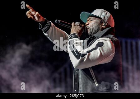 Hamburg, Deutschland. 08. Oktober 2022. US-Rapper Curtis '50 Cent' Jackson tritt während seines Konzerts in der Barclaycard Arena auf der Bühne auf. Jackson spielt drei Konzerte in Deutschland. Der Gründer der G-Unit kommt im Oktober nach Stuttgart und München. Quelle: Axel Heimken/dpa/Alamy Live News Stockfoto