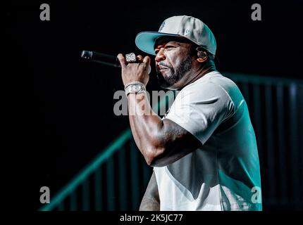 Hamburg, Deutschland. 08. Oktober 2022. US-Rapper Curtis '50 Cent' Jackson tritt während seines Konzerts in der Barclaycard Arena auf der Bühne auf. Jackson spielt drei Konzerte in Deutschland. Der Gründer der G-Unit kommt im Oktober nach Stuttgart und München. Quelle: Axel Heimken/dpa/Alamy Live News Stockfoto