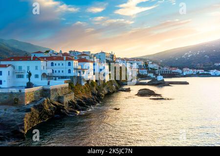 Blick auf die Stadt Chora auf der schönen Insel Andros in den Kykladen, Griechenland, Europa Stockfoto