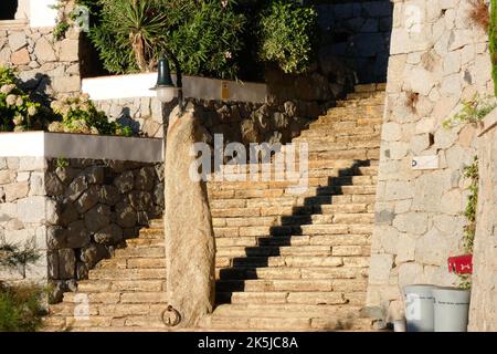 Menir auf dem Küstenweg der Costa brava in der Stadt S'Agaro Stockfoto