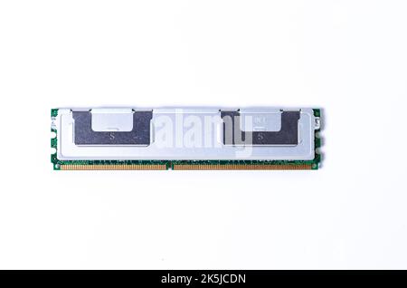 Computerspeicherkarte Close up Speichersockel an Bord Computerserver RAM auf weißem Hintergrund . System, Hauptspeicher, Random Access Memory, onboard, com Stockfoto