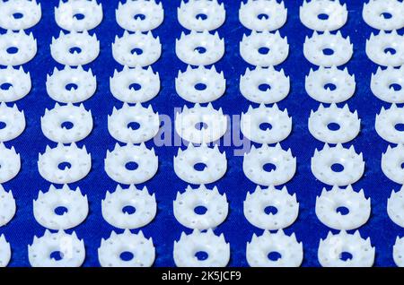 Massagematte mit Nadeln. Isoliert auf weißem Hintergrund.Orthopädische Nadelrolle für den Hals, isolieren Stockfoto