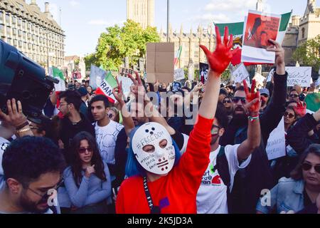London, Großbritannien. 8.. Oktober 2022. Tausende Iraner und andere Demonstranten versammelten sich auf dem Parliament Square und forderten Gerechtigkeit für Mahsa Amini und Freiheit für den Iran. Kredit: Vuk Valcic/Alamy Live Nachrichten Stockfoto