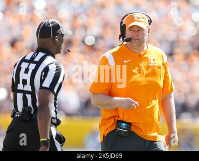 Baton Rouge, USA. 08. Oktober 2022. Tennessee Volunteers Cheftrainer Josh Heupel spricht mit einem Schiedsrichter während eines College-Fußballspiels im Tiger Stadium in Baton Rouge, Louisiana, am Samstag, den 8. Oktober 2022. (Foto von Peter G. Forest/Sipa USA) Quelle: SIPA USA/Alamy Live News Stockfoto