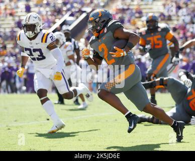 Baton Rouge, USA. 08. Oktober 2022. Freiwillige aus Tennessee, die Jabari Small (2) zurücklaufen, eilen für einige Jahre, während sie von Micah Baskerville (23), dem Linienhalter der LSU Tigers, während eines College-Fußballspiels im Tiger Stadium in Baton Rouge, Louisiana, am Samstag, den 8. Oktober 2022 verfolgt werden. (Foto von Peter G. Forest/Sipa USA) Quelle: SIPA USA/Alamy Live News Stockfoto