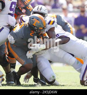 Baton Rouge, USA. 08. Oktober 2022. Tennessee Volunteers running back Jabari Small (2) wird vom LSU Tigers-Linienhalter Micah Baskerville (23) angegangen, während er während eines College-Fußballspiels im Tiger Stadium in Baton Rouge, Louisiana, am Samstag, dem 8. Oktober 2022, einige zusätzliche Maßstäbe gewann. (Foto von Peter G. Forest/Sipa USA) Quelle: SIPA USA/Alamy Live News Stockfoto