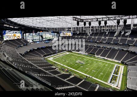 Las Vegas, Nevada, USA. 08. Oktober 2022. Eine allgemeine Gesamtansicht des Feldes vor dem NCAA-Fußballspiel zwischen den BYU Cougars und der Notre Dame Fighting Irish im Allegiant Stadium in Las Vegas, Nevada. John Mersits/CSM/Alamy Live News Stockfoto