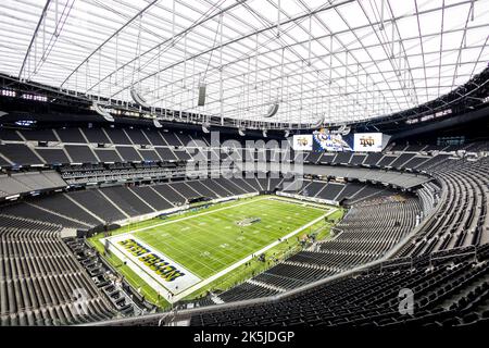 Las Vegas, Nevada, USA. 08. Oktober 2022. Eine allgemeine Gesamtansicht des Feldes vor dem NCAA-Fußballspiel zwischen den BYU Cougars und der Notre Dame Fighting Irish im Allegiant Stadium in Las Vegas, Nevada. John Mersits/CSM/Alamy Live News Stockfoto