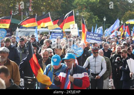 Berlin, Berlin, Deutschland. 10. August 2022. 8. Oktober 2022 : Mitglieder der AfD, (Alternative für Deutschland) und Unterstützer marschieren durch Berlin und demonstrieren vor dem Reichstag. (Bild: © Dan Herrick/ZUMA Press Wire) Stockfoto