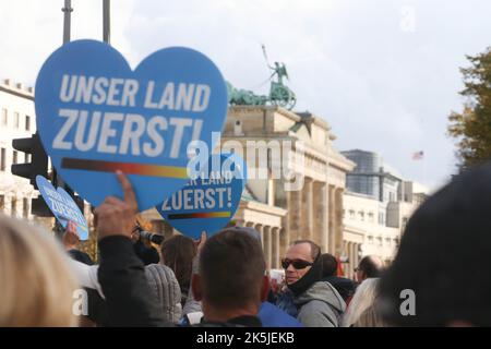 Berlin, Berlin, Deutschland. 10. August 2022. 8. Oktober 2022 : Mitglieder der AfD, (Alternative für Deutschland) und Unterstützer marschieren durch Berlin und demonstrieren vor dem Reichstag. (Bild: © Dan Herrick/ZUMA Press Wire) Stockfoto