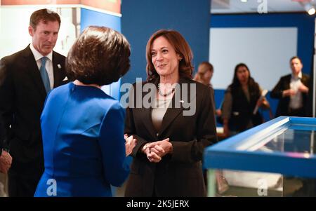 Die US-Vizepräsidentin KAMALA HARRIS steht mit Luci Baines Johnson, der Tochter des ehemaligen Präsidenten Lyndon Baines Johnson, an dem Schreibtisch, an dem Johnson am 6. August 1965 den Voting Rights Act unterzeichnete. Der Schreibtisch befindet sich in der Sammlung der LBJ Library and Museum in Austin. Bild: Bob Daemmrich/Pool/Sipa USA Bild: SIPA USA/Alamy Live News Stockfoto