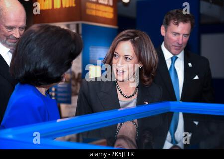 Die US-Vizepräsidentin KAMALA HARRIS steht mit Luci Baines Johnson, der Tochter des ehemaligen Präsidenten Lyndon Baines Johnson, an dem Schreibtisch, an dem Johnson am 6. August 1965 den Voting Rights Act unterzeichnete. Der Schreibtisch befindet sich in der Sammlung der LBJ Library and Museum in Austin. Kredit: Bob Daemmrich / Pool über CNP Stockfoto