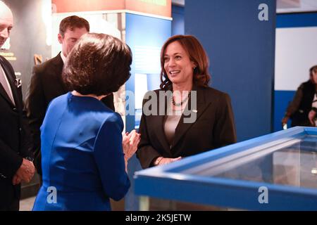 Die US-Vizepräsidentin KAMALA HARRIS steht mit Luci Baines Johnson, der Tochter des ehemaligen Präsidenten Lyndon Baines Johnson, an dem Schreibtisch, an dem Johnson am 6. August 1965 den Voting Rights Act unterzeichnete. Der Schreibtisch befindet sich in der Sammlung der LBJ Library and Museum in Austin. Bild: Bob Daemmrich/Pool/Sipa USA Bild: SIPA USA/Alamy Live News Stockfoto