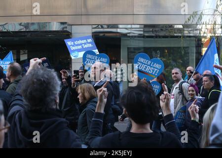 Berlin, Berlin, Deutschland. 10. August 2022. 8. Oktober 2022 : Mitglieder der AfD, (Alternative für Deutschland) und Unterstützer marschieren durch Berlin und demonstrieren vor dem Reichstag. (Bild: © Dan Herrick/ZUMA Press Wire) Stockfoto