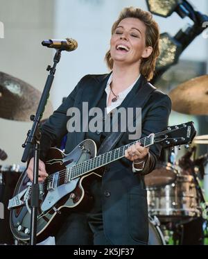 NEW YORK, NY, USA - 02. SEPTEMBER 2022: Brandi Carlile tritt auf der NBC's "Today" Show Concert Series am Rockefeller Plaza auf. Stockfoto