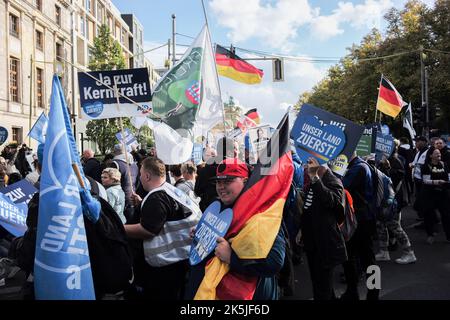 Berlin, Berlin, Deutschland. 10. August 2022. 8. Oktober 2022 : Mitglieder der AfD, (Alternative für Deutschland) und Unterstützer marschieren durch Berlin und demonstrieren vor dem Reichstag. (Bild: © Dan Herrick/ZUMA Press Wire) Stockfoto