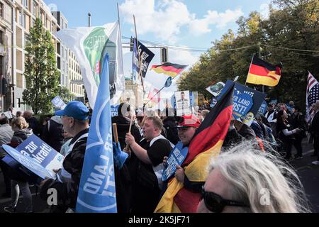 Berlin, Berlin, Deutschland. 10. August 2022. 8. Oktober 2022 : Mitglieder der AfD, (Alternative für Deutschland) und Unterstützer marschieren durch Berlin und demonstrieren vor dem Reichstag. (Bild: © Dan Herrick/ZUMA Press Wire) Stockfoto