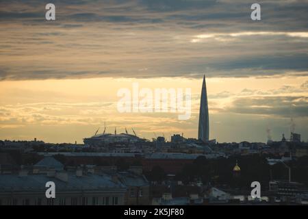 Skyline von Sankt Petersburg bei Sonnenuntergang. Wunderschön. Russland. Stockfoto