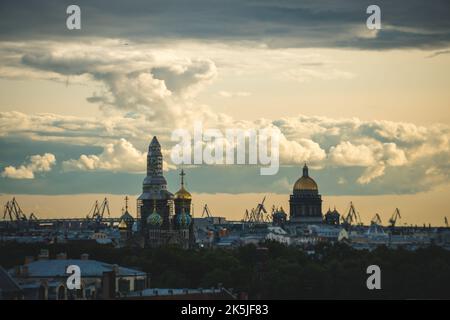 Skyline von Sankt Petersburg bei Sonnenuntergang. Wunderschön. Russland. Stockfoto