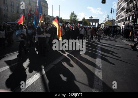 Berlin, Berlin, Deutschland. 10. August 2022. 8. Oktober 2022 : Mitglieder der AfD, (Alternative für Deutschland) und Unterstützer marschieren durch Berlin und demonstrieren vor dem Reichstag. (Bild: © Dan Herrick/ZUMA Press Wire) Stockfoto