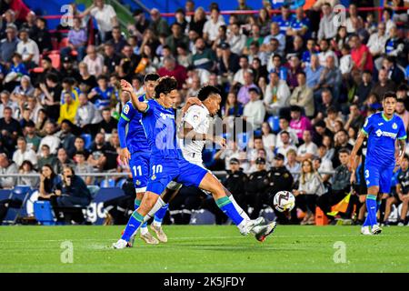 GETAFE, SPANIEN - 8. OKTOBER: Éder Militao von Real Madrid CF und Enes Ünal von Getafe CF während des Spiels zwischen Getafe CF und Real Madrid CF von La Liga Santander am 8. Oktober 2022 im Coliseum Alfonso Pérez in Getafe, Spanien. (Foto von Samuel Carreño/ PX Images) Stockfoto