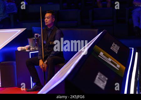 Hongkong, China. 08. Oktober 2022. Marco Fu während des Halbfinalmatches gegen John Higgins am 3. Tag des Snooker-Turniers der Hong Kong Masters 2022. Endergebnis; Marco Fu 6:5 John Higgins. Kredit: SOPA Images Limited/Alamy Live Nachrichten Stockfoto