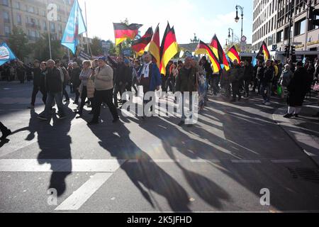 Berlin, Berlin, Deutschland. 10. August 2022. 8. Oktober 2022 : Mitglieder der AfD, (Alternative für Deutschland) und Unterstützer marschieren durch Berlin und demonstrieren vor dem Reichstag. (Bild: © Dan Herrick/ZUMA Press Wire) Stockfoto