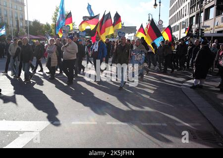 Berlin, Berlin, Deutschland. 10. August 2022. 8. Oktober 2022 : Mitglieder der AfD, (Alternative für Deutschland) und Unterstützer marschieren durch Berlin und demonstrieren vor dem Reichstag. (Bild: © Dan Herrick/ZUMA Press Wire) Stockfoto