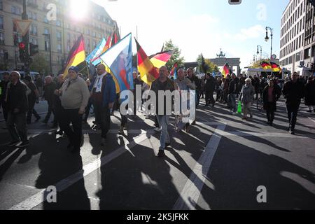 Berlin, Berlin, Deutschland. 10. August 2022. 8. Oktober 2022 : Mitglieder der AfD, (Alternative für Deutschland) und Unterstützer marschieren durch Berlin und demonstrieren vor dem Reichstag. (Bild: © Dan Herrick/ZUMA Press Wire) Stockfoto