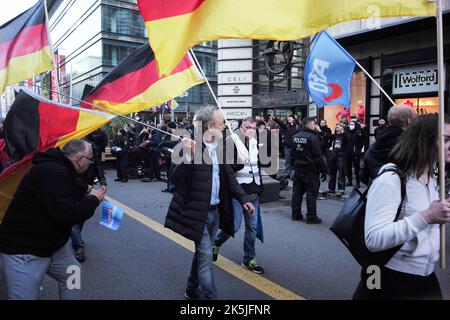 Berlin, Berlin, Deutschland. 10. August 2022. 8. Oktober 2022 : Mitglieder der AfD, (Alternative für Deutschland) und Unterstützer marschieren durch Berlin und demonstrieren vor dem Reichstag. (Bild: © Dan Herrick/ZUMA Press Wire) Stockfoto
