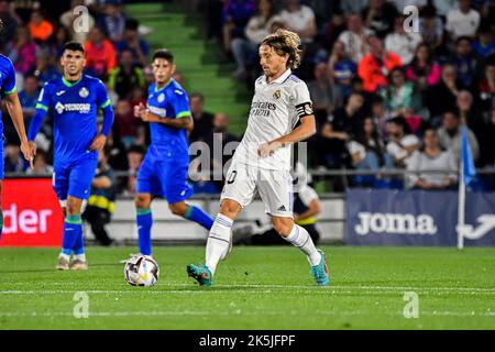 GETAFE, SPANIEN - 8. OKTOBER: Luka Modric von Real Madrid CF beim Spiel zwischen Getafe CF und Real Madrid CF von La Liga Santander am 8. Oktober 2022 im Coliseum Alfonso Pérez in Getafe, Spanien. (Foto von Samuel Carreño/ PX Images) Stockfoto