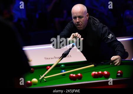 Hongkong, China. 08. Oktober 2022. John Higgins wurde während des Halbfinalmatches gegen Marco Fu am 3. Tag des Snooker-Turniers des Hong Kong Masters 2022 in Aktion gesehen. Endergebnis; Marco Fu 6:5 John Higgins. (Foto von Ben Lau/SOPA Images/Sipa USA) Quelle: SIPA USA/Alamy Live News Stockfoto