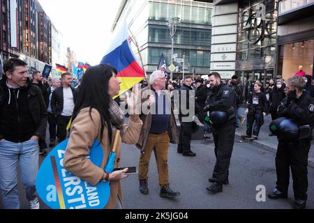 Berlin, Berlin, Deutschland. 10. August 2022. 8. Oktober 2022 : Mitglieder der AfD, (Alternative für Deutschland) und Unterstützer marschieren durch Berlin und demonstrieren vor dem Reichstag. (Bild: © Dan Herrick/ZUMA Press Wire) Stockfoto