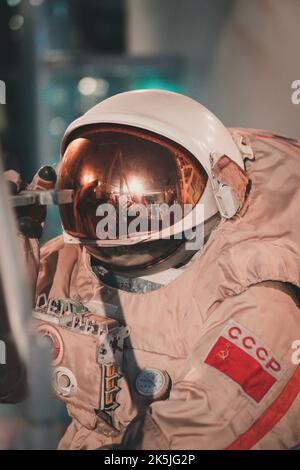 Kosmonauten-Raumanzug im sowjetischen Raumfahrtprogramm, ausgestellt im Museum für Kosmonauten, Moskau, Russland Stockfoto