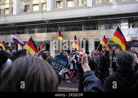 Berlin, Berlin, Deutschland. 10. August 2022. 8. Oktober 2022 : Mitglieder der AfD, (Alternative für Deutschland) und Unterstützer marschieren durch Berlin und demonstrieren vor dem Reichstag. (Bild: © Dan Herrick/ZUMA Press Wire) Stockfoto