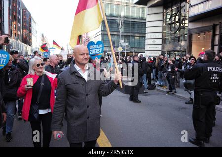 Berlin, Berlin, Deutschland. 10. August 2022. 8. Oktober 2022 : Mitglieder der AfD, (Alternative für Deutschland) und Unterstützer marschieren durch Berlin und demonstrieren vor dem Reichstag. (Bild: © Dan Herrick/ZUMA Press Wire) Stockfoto