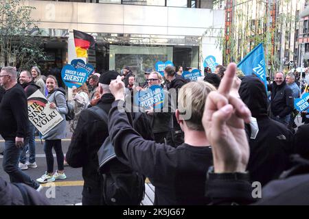 Berlin, Berlin, Deutschland. 10. August 2022. 8. Oktober 2022 : Mitglieder der AfD, (Alternative für Deutschland) und Unterstützer marschieren durch Berlin und demonstrieren vor dem Reichstag. (Bild: © Dan Herrick/ZUMA Press Wire) Stockfoto