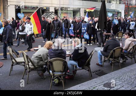 Berlin, Berlin, Deutschland. 10. August 2022. 8. Oktober 2022 : Mitglieder der AfD, (Alternative für Deutschland) und Unterstützer marschieren durch Berlin und demonstrieren vor dem Reichstag. (Bild: © Dan Herrick/ZUMA Press Wire) Stockfoto