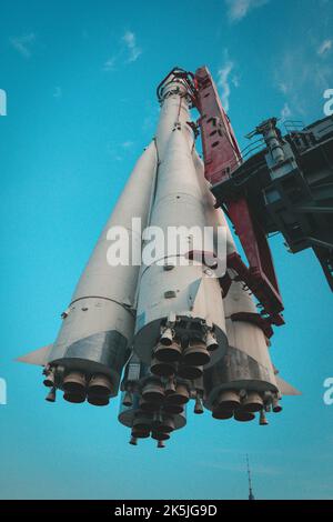 Die Wostok-Rakete hat in der Geschichte des russischen Raumfahrtprogramms eine besondere Rolle gespielt. Es war genau dieses Fahrzeug, das Juri Gagarin ins Leben rief. Stockfoto