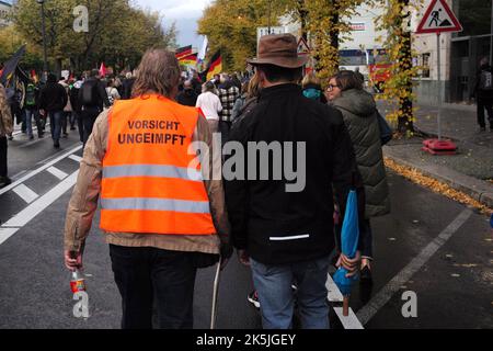 Berlin, Berlin, Deutschland. 10. August 2022. 8. Oktober 2022 : Mitglieder der AfD, (Alternative für Deutschland) und Unterstützer marschieren durch Berlin und demonstrieren vor dem Reichstag. (Bild: © Dan Herrick/ZUMA Press Wire) Stockfoto