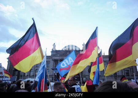 Berlin, Berlin, Deutschland. 10. August 2022. 8. Oktober 2022 : Mitglieder der AfD, (Alternative für Deutschland) und Unterstützer marschieren durch Berlin und demonstrieren vor dem Reichstag. (Bild: © Dan Herrick/ZUMA Press Wire) Stockfoto