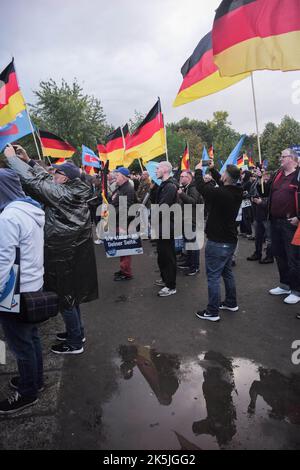 Berlin, Berlin, Deutschland. 10. August 2022. 8. Oktober 2022 : Mitglieder der AfD, (Alternative für Deutschland) und Unterstützer marschieren durch Berlin und demonstrieren vor dem Reichstag. (Bild: © Dan Herrick/ZUMA Press Wire) Stockfoto