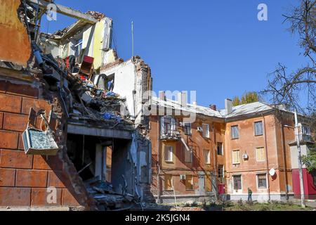 Slowiansk, Donezk, Ukraine. 8. Oktober 2022. Anwohner gesehen stehen auf dem Hof eines Gebäudes schwer beschädigt durch einen russischen Beschuss in Sloviansk. In den letzten Wochen hat die ukrainische Armee in einer erfolgreichen Gegenoffensive große Teile des Territoriums zurückerobert, die russische Truppen gezwungen hat, lange gehaltene Positionen aufzugeben. In dem, was Kiew als Moskaus Reaktion auf seine Niederlagen beschreibt, hat Präsident Wladimir Putin vier teilweise besetzte Regionen der Ukraine eingegliedert. Die Annexionen, die weithin als illegal abgetan wurden, haben Befürchtungen über eine mögliche Eskalation im siebenmonatigen Krieg geweckt. (Kredit Stockfoto