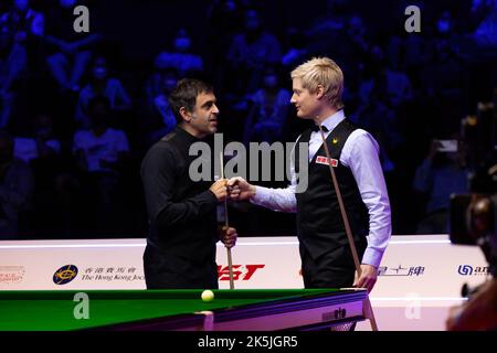 Hongkong, China. 08. Oktober 2022. Ronnie OíSullivan und Neil Robertson beim Halbfinalspiel am 3. Tag des Snooker-Turniers der Hong Kong Masters 2022 gesehen. Endergebnis; Ronnie OíSullivan 6:4 Neil Robertson (Foto von Ben Lau/SOPA Images/Sipa USA) Quelle: SIPA USA/Alamy Live News Stockfoto