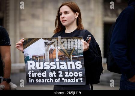 Warschau, Polen. 08. Oktober 2022. Etwa hundert Menschen sammeln sich, um auf die Behandlung von Tieren aufmerksam zu machen, die durch den Konflikt in der Ukraine während der russischen Invasion in Warschau, Polen, am 08. Oktober 2022 geschädigt wurden. (Foto von Jaap Arriens/Sipa USA) Quelle: SIPA USA/Alamy Live News Stockfoto