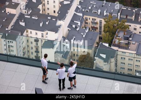 Warschau, Polen. 08. Oktober 2022. Die Läufer haben am 08. Oktober 2022 die Aussicht vom Gipfel des Varso-Turms in Warschau, Polen. Die Teilnehmer liefen 53 Stockwerke hoch über den mehr als 300 Meter hohen Wolkenkratzer, Europas höchstes Gebäude, wobei die schnellsten Läufer den Wettbewerb in etwas mehr als 7 Minuten absolvten. Das während des Wettbewerbs gezogene Geld wird für ukrainische Wohltätigkeitsorganisationen verwendet. (Foto von Jaap Arriens/Sipa USA) Quelle: SIPA USA/Alamy Live News Stockfoto