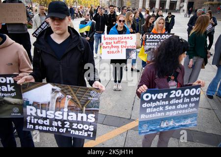 Warschau, Polen. 08. Oktober 2022. Etwa hundert Menschen sammeln sich, um auf die Behandlung von Tieren aufmerksam zu machen, die durch den Konflikt in der Ukraine während der russischen Invasion in Warschau, Polen, am 08. Oktober 2022 geschädigt wurden. (Foto von Jaap Arriens/Sipa USA) Quelle: SIPA USA/Alamy Live News Stockfoto