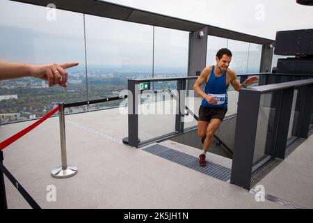 Warschau, Polen. 08. Oktober 2022. Am 08. Oktober 2022 nehmen Läufer am Lauf zum Varso-Turm in Warschau, Polen, Teil. Die Teilnehmer liefen 53 Stockwerke hoch über den mehr als 300 Meter hohen Wolkenkratzer, Europas höchstes Gebäude, wobei die schnellsten Läufer den Wettbewerb in etwas mehr als 7 Minuten absolvten. Das während des Wettbewerbs gezogene Geld wird für ukrainische Wohltätigkeitsorganisationen verwendet. (Foto von Jaap Arriens/Sipa USA) Quelle: SIPA USA/Alamy Live News Stockfoto