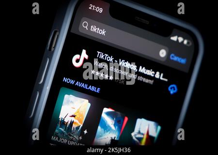 Warschau, Polen. 05. Oktober 2022. Die TikTok-App kann im App Store auf einem iPhone heruntergeladen werden. Diese Abbildung zeigt sie am 05. Oktober 2022 in Warschau, Polen. Die Social-App TikTok hat im vergangenen Jahr einen Umsatz von 1 Milliarden Dollar auf den internationalen Märkten gemeldet, was einem Anstieg von 477 Prozent gegenüber dem Vorjahresergebnis entspricht. (Foto von Jaap Arriens/Sipa USA) Quelle: SIPA USA/Alamy Live News Stockfoto